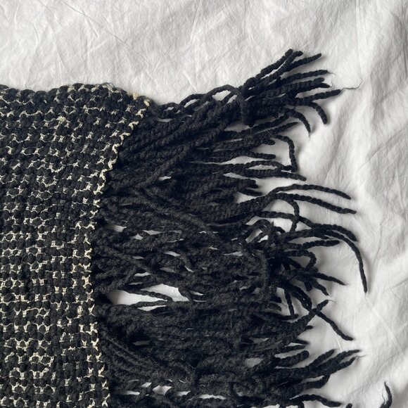 Black and Cream woven wool women's scarf (no tags) w/ fringe detail - Picture 5 of 7